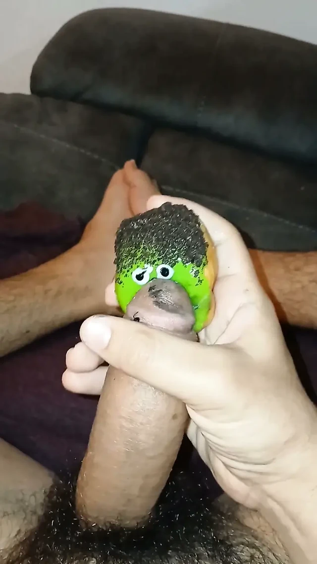 Haloween süslemeli bir donut tadını çıkarıyorum.