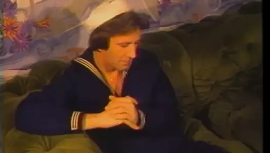 Şanslı denizci oral ve vajinal olarak azgın yaşlı sarışın tarafından hizmet verilen onun horoz alır