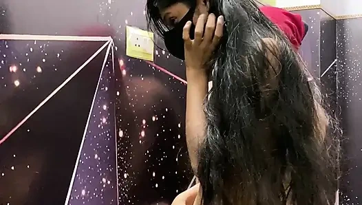 Hintli ateşli kız arkadaş otelde erkek arkadaşıyla sert sikişiyor