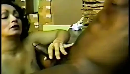 Deneyimli büyük memeli esmer Chill zenci adamla randevuya karşı değil