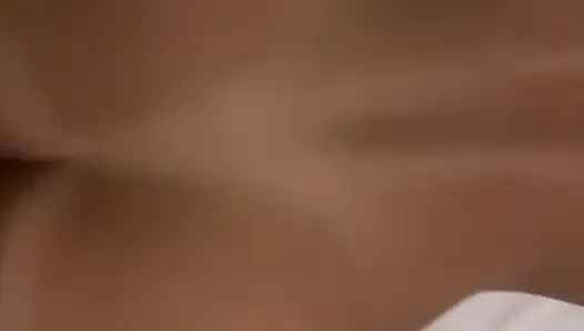 Sert sikiş sırasında kusursuz göğüsleri zıplıyor (bölüm 3)