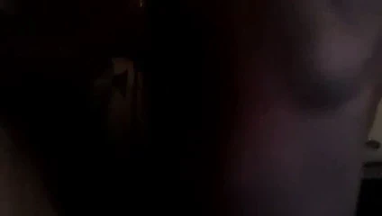 Koyu saçlı bir çörek ile eğlenceler.02