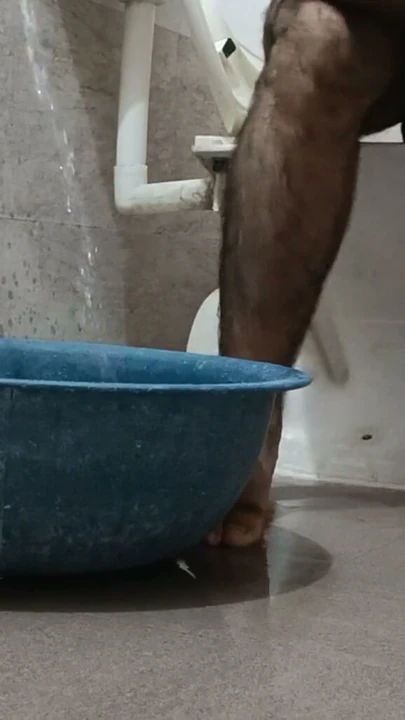 Çıplak banyo yapıyor eğlencesi başka bir şey | Klip 1