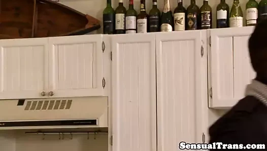 Muhteşem busty mürekkepli transseksüel buttfucked