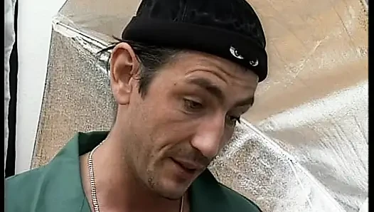 Yarağa aç Alman orta yaşlı seksi kadın yüze boşalmadan önce sert sikiliyor