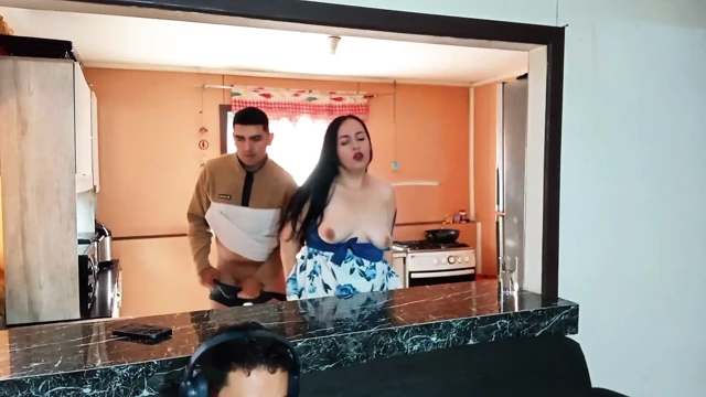 Kocanın tam önünde riskli seks, karısını becerdiğimi bile fark etmiyor.