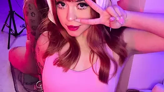 Latin kadın senin için poz verdi. Onu kucağına alıp tombul ve minyon vücudunun her yerine fışkırtabilir misin?