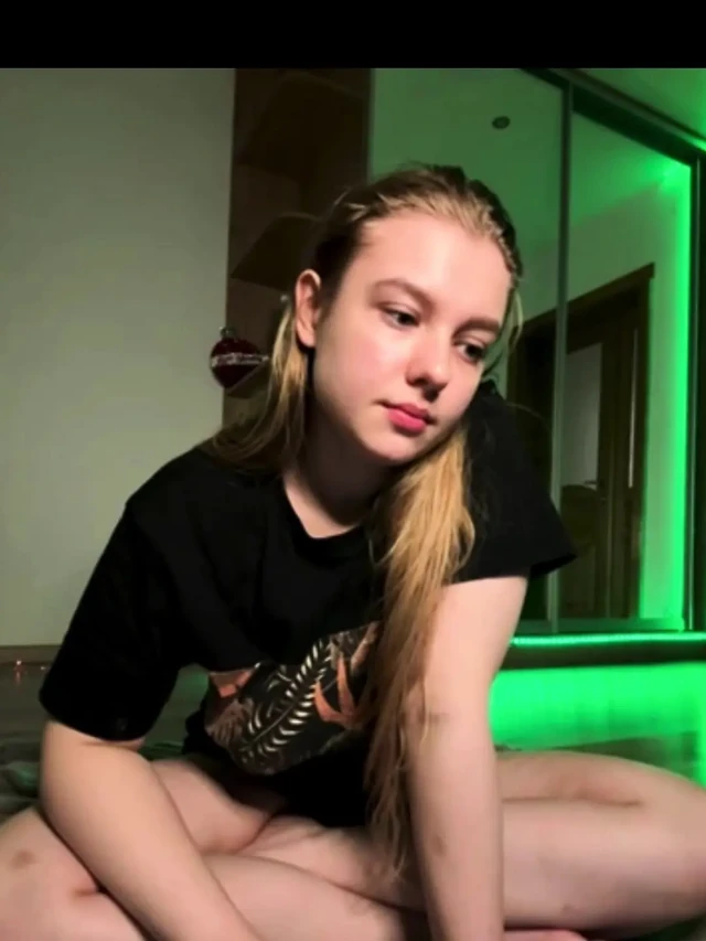 Konuşuyor ve amını parmaklıyor