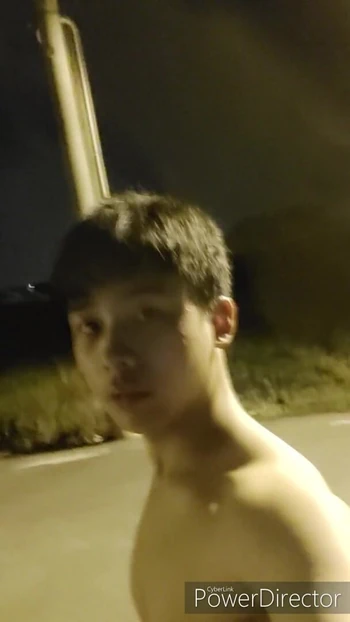 Паренек-эксгибиционист начинает селфи в дикой природе