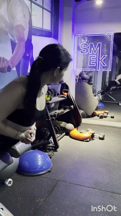 Anna spor salonunda antrenman yapıyor