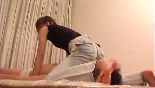 Sevimli Asyalı kızıl saçlının yüzüne oturuyor