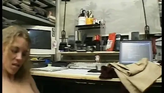 Kıvırcık saçlı sarışın kıllı amını parmaklatıyor