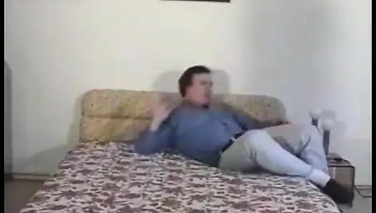 Azgın hatun sikilmeden önce büyük direğe gırtlağına kadar alıyor