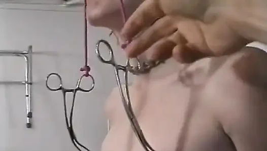 Süper uzun ve zayıf genç kız cezası için hazır