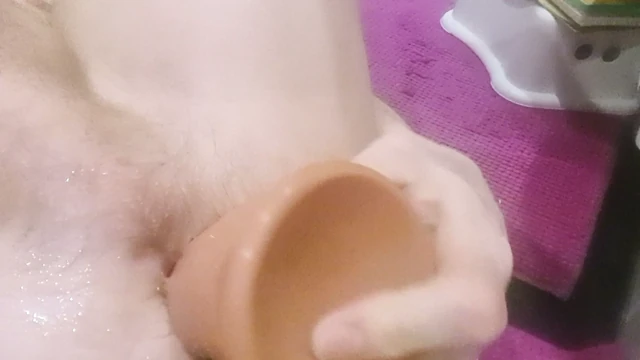 Bol delikli ıslak büyük dildo anal