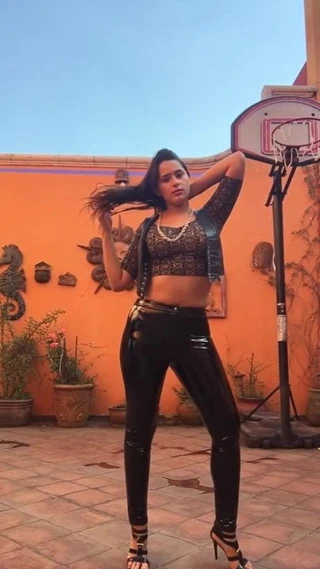 İspanyol sürtük dar vinil pantolonunu gösteriyor!!