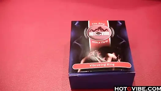 Kalın sarışın kanepede onu kedi çalışır