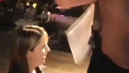 Seksi dansçı asla unutamayacağı bir şov yapıyor