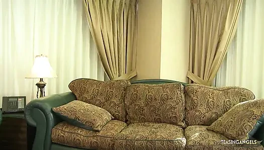 Bir röportajda edepsizce konuştuktan sonra yaramaz Avril Hall muazzam sapıklığını kanıtlamaya karar verdi