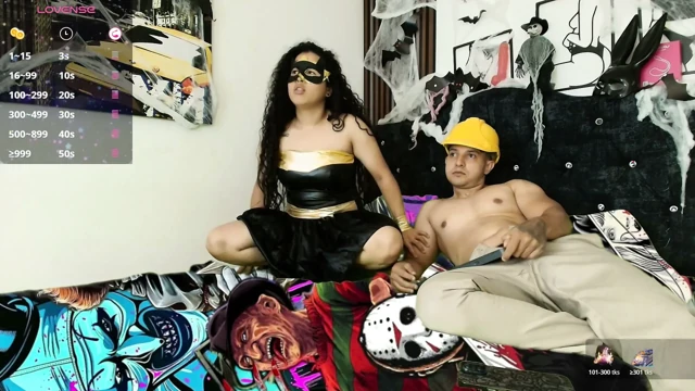 Komşu Cadılar Bayramı'nda çok seksi giyiniyor