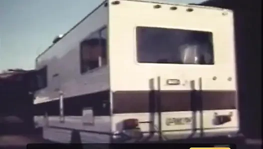 Karavanda tombul götlü zenci piliç