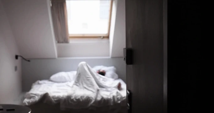 Bir arkadaşımı pansiyon odamda mastürbasyon yaparken yakaladım