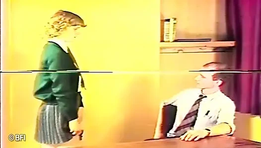 Zavallı genç ateşli kız sınıfta götüne şaplak atıyor