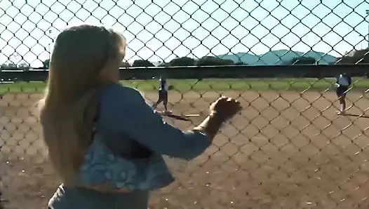 Lezbiyen koç Kylie Reese takımını parmakla sikerek çoklu orgazm oluyor