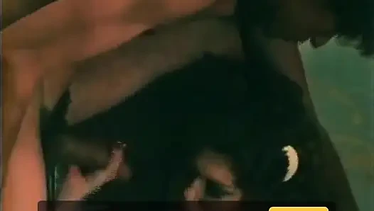 Sarışın bal büyük yarağı alıyor ve boşalıyor