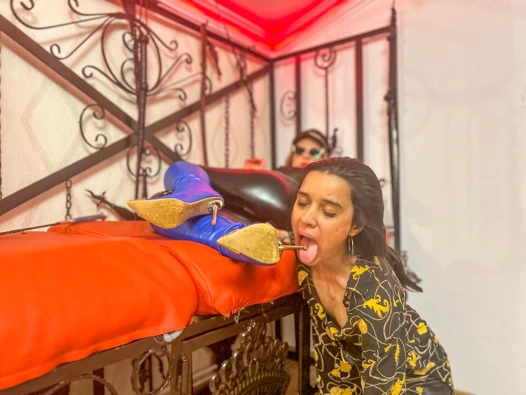 İtaatkar kız aynı anda her iki topuğımı da gırtlağına kadar alıyor - lezbiyen lezbiyen hakimiyeti