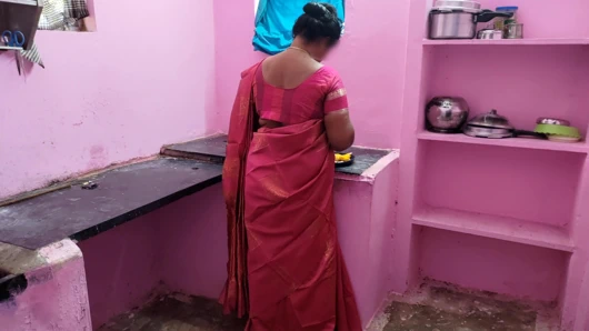 Teyze mutfakta düşmüş bir vibrater arıyor ve ben onun arkasına gittim ve arkasını tuttum ve amını yaladım