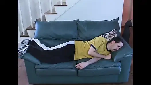 Siyah güzellik ve beyaz adam arasında tutkulu sikiş