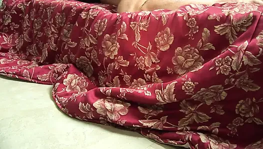 Büyük memeli orta yaşlı seksi kadın bir adama sakso çekiyor ve ağzına boşalmanın tadını çıkarıyor