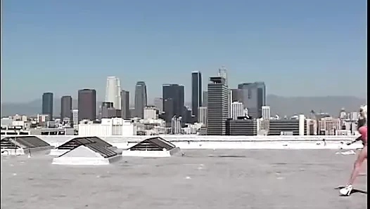 Harika göğüslü hatun gırtlağına kadar alıyor ve açık havada sikiliyor