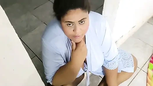 Ateşli, tombul üvey annemi mastürbasyon yaparken yakaladım ve sonunda büyük amını siktim