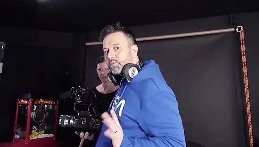 Sarışın ve kaltak içeride!!