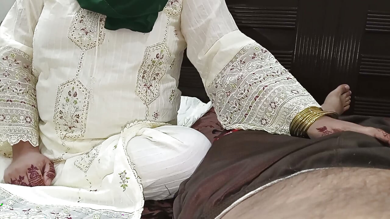Hijabi müslüman üvey anne, üvey oğlu eve birkaç gün sonra geldiği için iyi bir ruh halindeydi