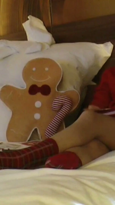 Eski Noel Baba'dan Tiffany Tatum için mektubuna yanıt olarak Noel hediyesi görmezden handjob | Klip 1