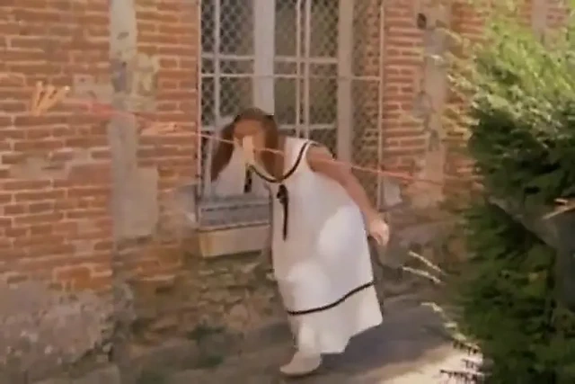 Alice üvey babasından şaplak yiyor