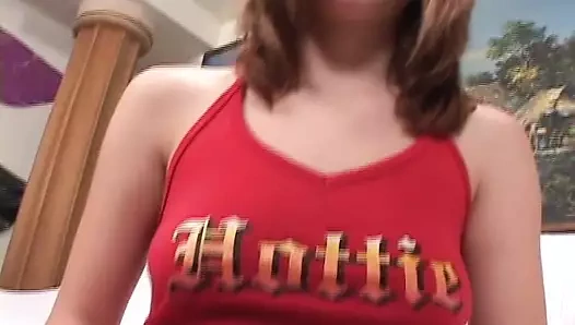 Muhteşem genç kız büyük yarağını okşadıktan sonra sıkı amını bir adam tarafından sikiliyor