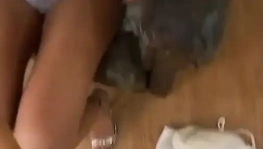Azgın sürtük geniş açıyor ve sert yarağı sıcak ıslak ağzına alıyor