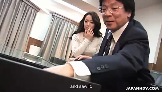 Esmeri bir seks oyuncağıyla lanete çekmek