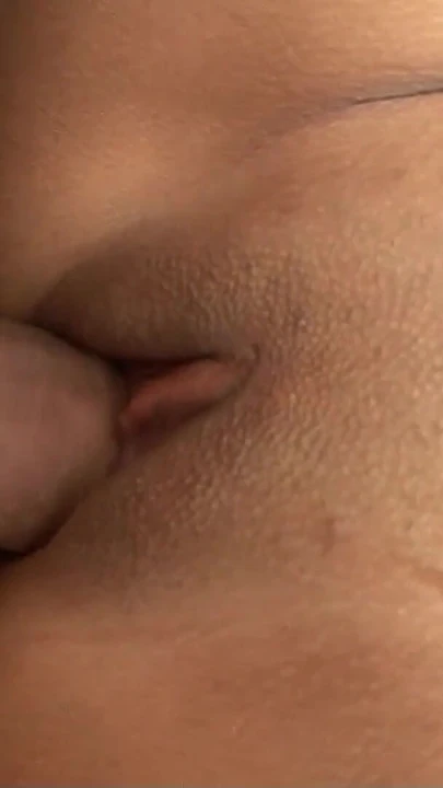 Küçük memeli yarı Asyalı desi genç kız ofiste iş görüşmesinde yaşlı büyük yaraklı adam tarafından sikiliyor | Klip 2