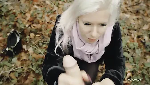 Tinder'dan rastgele adamla yürüyüşte riskli halka açık sikiş