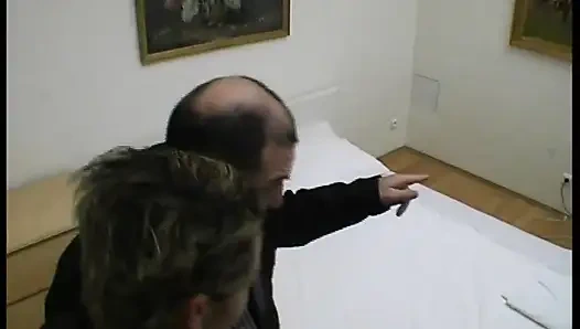 Yaşlı ve genç amcık yarakla sikişiyor