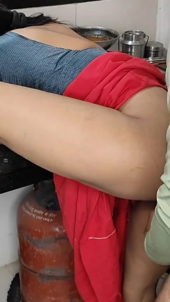 Сногсшибательный момент из "Комаль невестка, готовить пищу быстро, я начинаю чувствовать голод, нужно идти на низком"