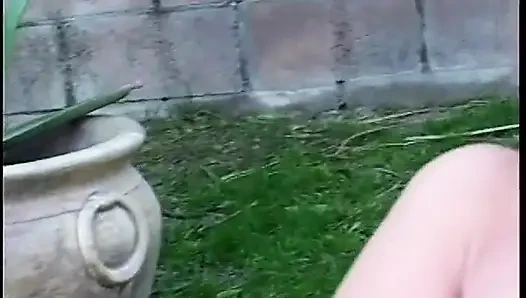 Güzel memeli azgın sarışın kadın etli amcığını sikiyor ve sonra parka dildo sokuyor