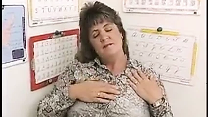 Sekreter içinde tayt yapar o