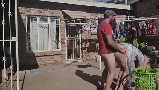 Çamaşırları çıkartırken açık havada sikişiyor