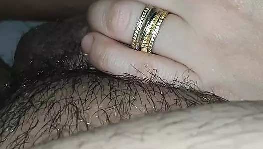 Üvey anne üvey oğlunun ne kadar büyük bir ereksiyon olduğuna inanamıyor ve ona elle muamele çekiyor